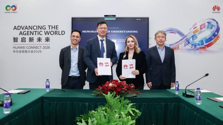 EIF-ի և Huawei-ի ներկայացուցիչները՝ համագործակցության հուշագրի ստորագրման ժամանակ