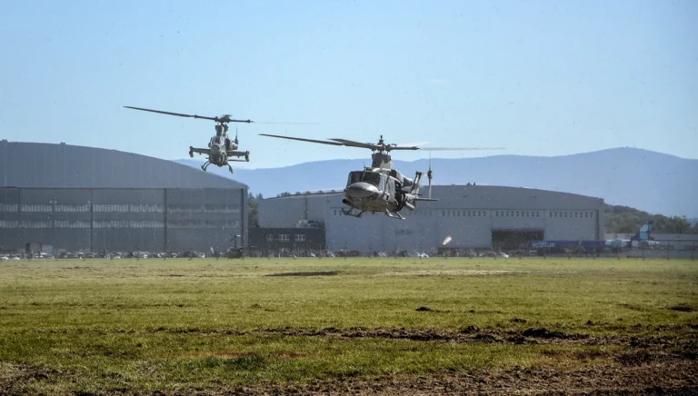 Bell AH-1Z Viper և UH-1Y Venom ուղղաթիռները թռիչքի ժամանակ