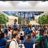 Այցելուները Apple Fifth Avenue խանութում ծանոթանում են նոր սարքերին