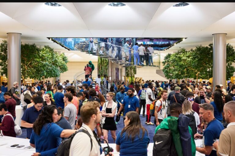 Այցելուները Apple Fifth Avenue խանութում ծանոթանում են նոր սարքերին