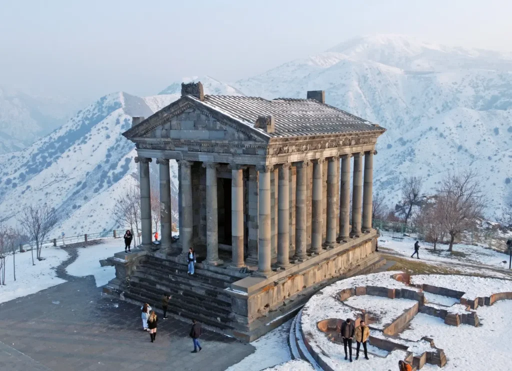 Գառնու տաճարն ու ձյունածածկ շրջակայքը՝ 2021 թվականի արխիվային լուսանկարում։