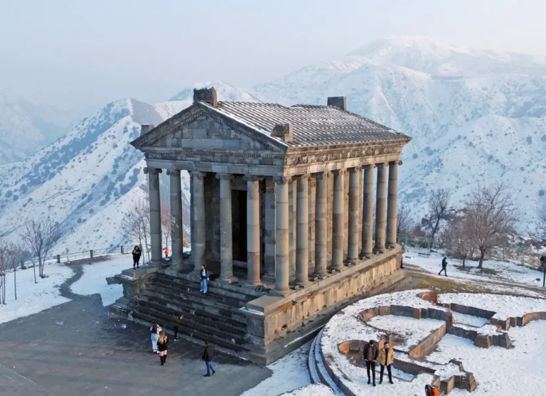 Գառնու տաճարն ու ձյունածածկ շրջակայքը՝ 2021 թվականի արխիվային լուսանկարում։