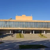 Գյումրիի դրամատիկական թատրոնի շենքի ճակատը՝ 2018 թվականի լուսանկարում։