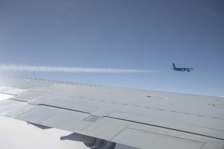 Boeing 737-10 ինքնաթիռը կոնդենսացիոն հետք է թողնում NASA-ի հետազոտական թռիչքի ժամանակ