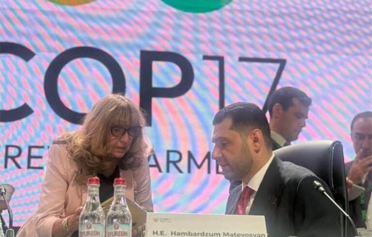 Աստրիդ Շոմակերն ու Համբարձում Մաթևոսյանը խորհրդակցում են COP17-ի եզրափակիչ լիագումար նիստում