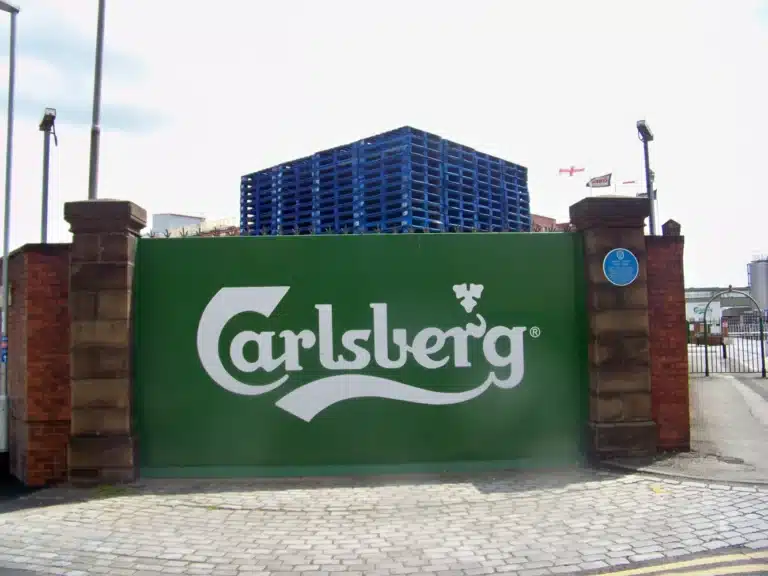 Carlsberg-ի ցուցանակը գործարանի պատին