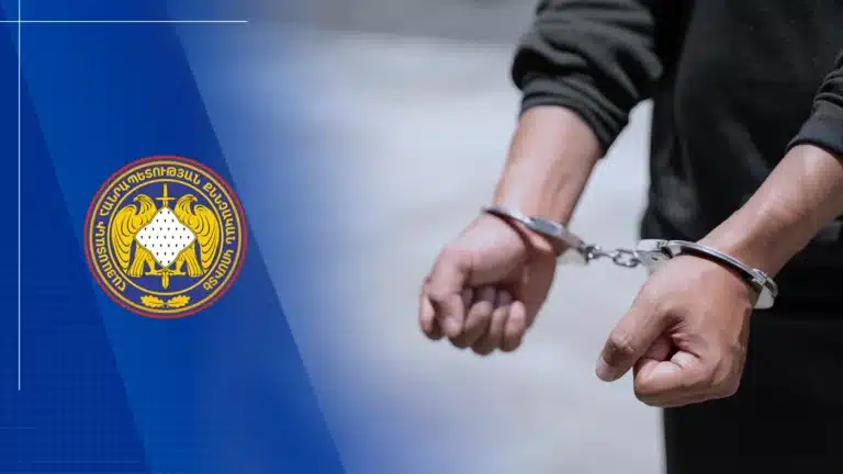 Քննչական կոմիտեի խորհրդանիշը և ձեռնաշղթաներով ձեռքերի պատկեր