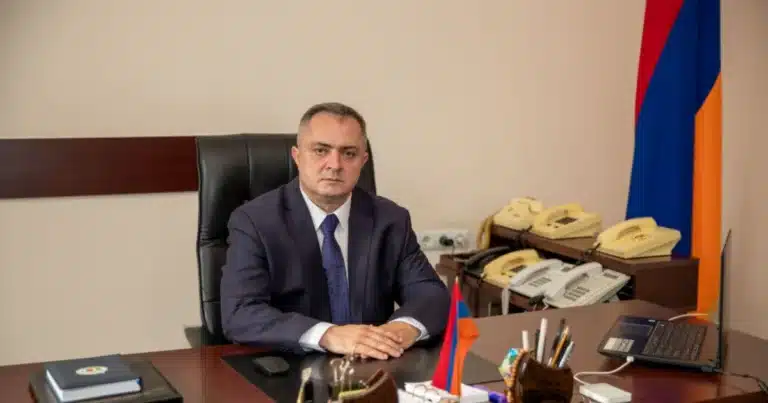 Դավիթ Սանամյանը աշխատասենյակում